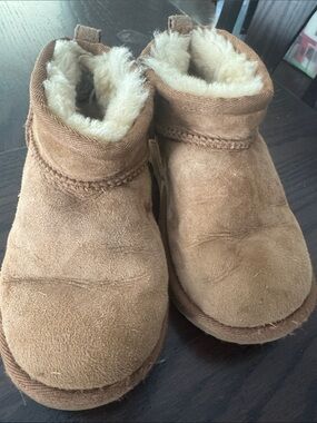 UGG Kids Chestnut Suede Shearling-Lined Boots